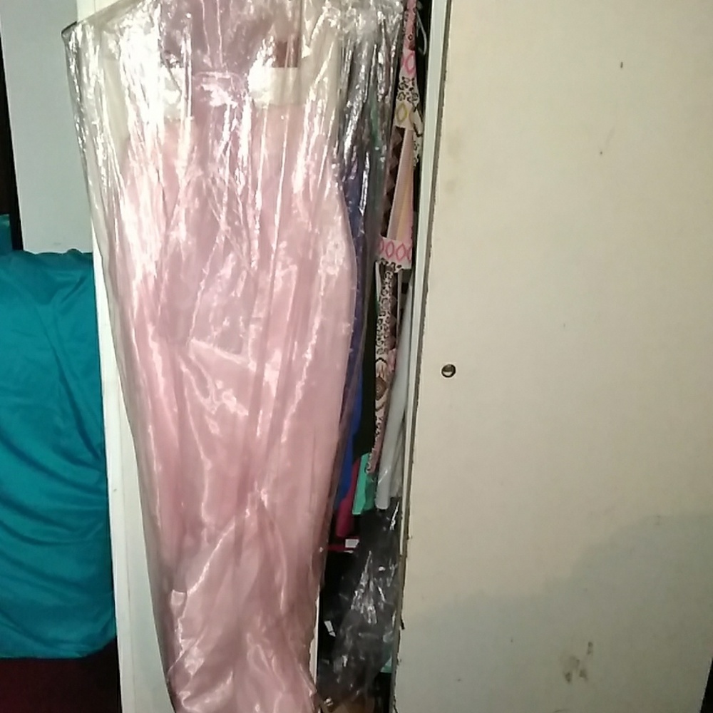 Dresses - Picture 2 of 7